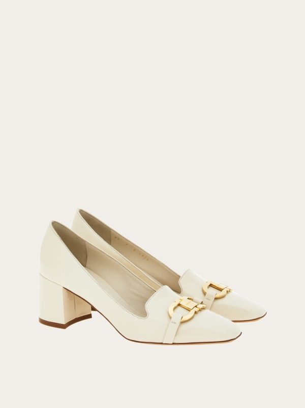 Pump with Gancini ornament