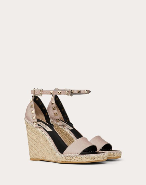 DOUBLE ROCKSTUD GRAINY CALFSKIN WEDGE SANDAL 105 MM