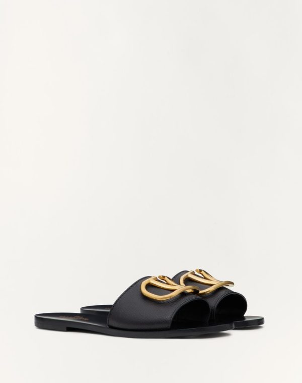 VLOGO SIGNATURE SLIDE SANDAL IN GRAINY COWHIDE WITH ACCESSORY